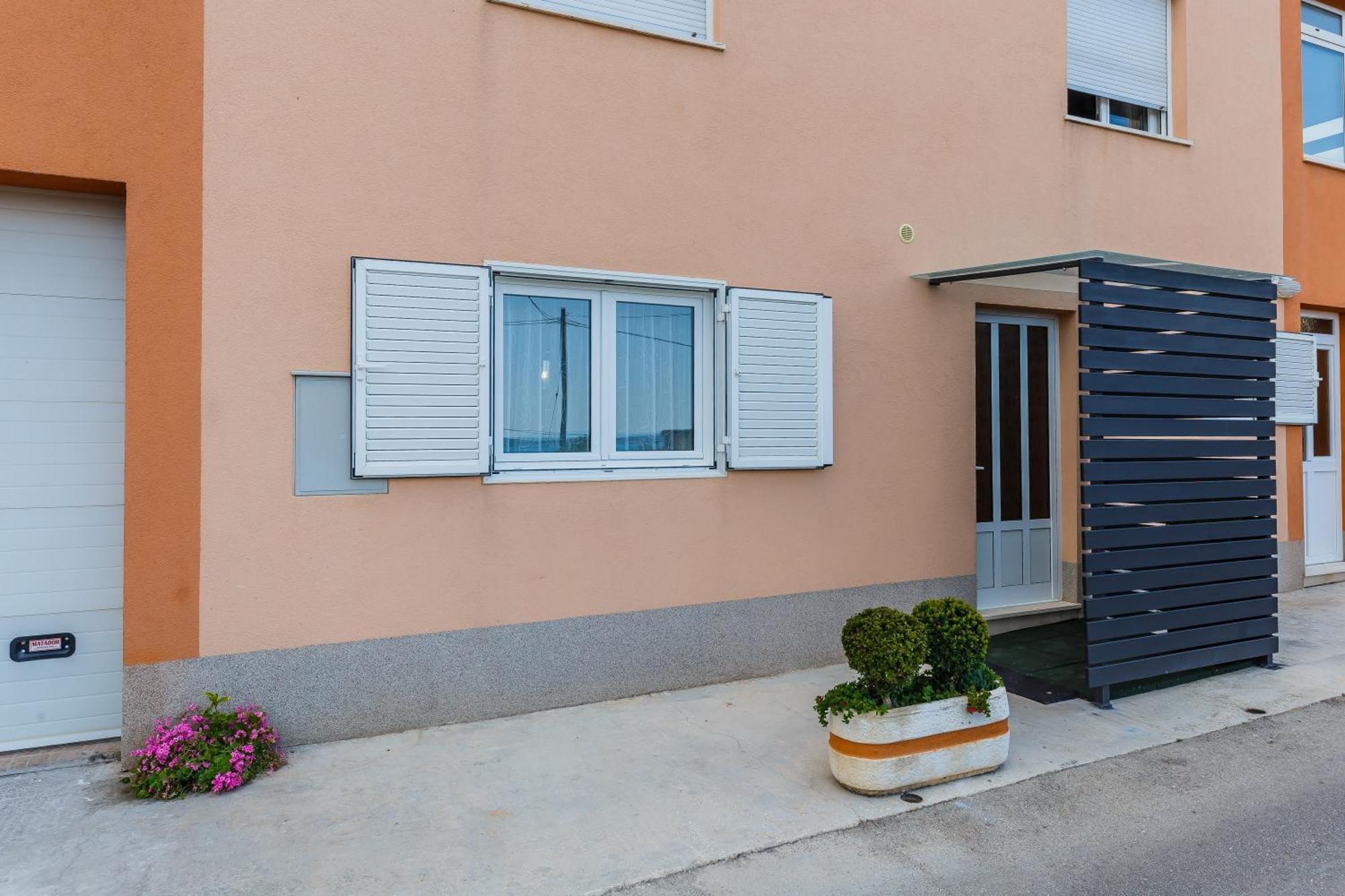 Apartmani Ujakovic Kaštela Eksteriør bilde